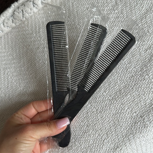 Pack of three individually wrapped black disposable hair combs - Picture 5 of 5